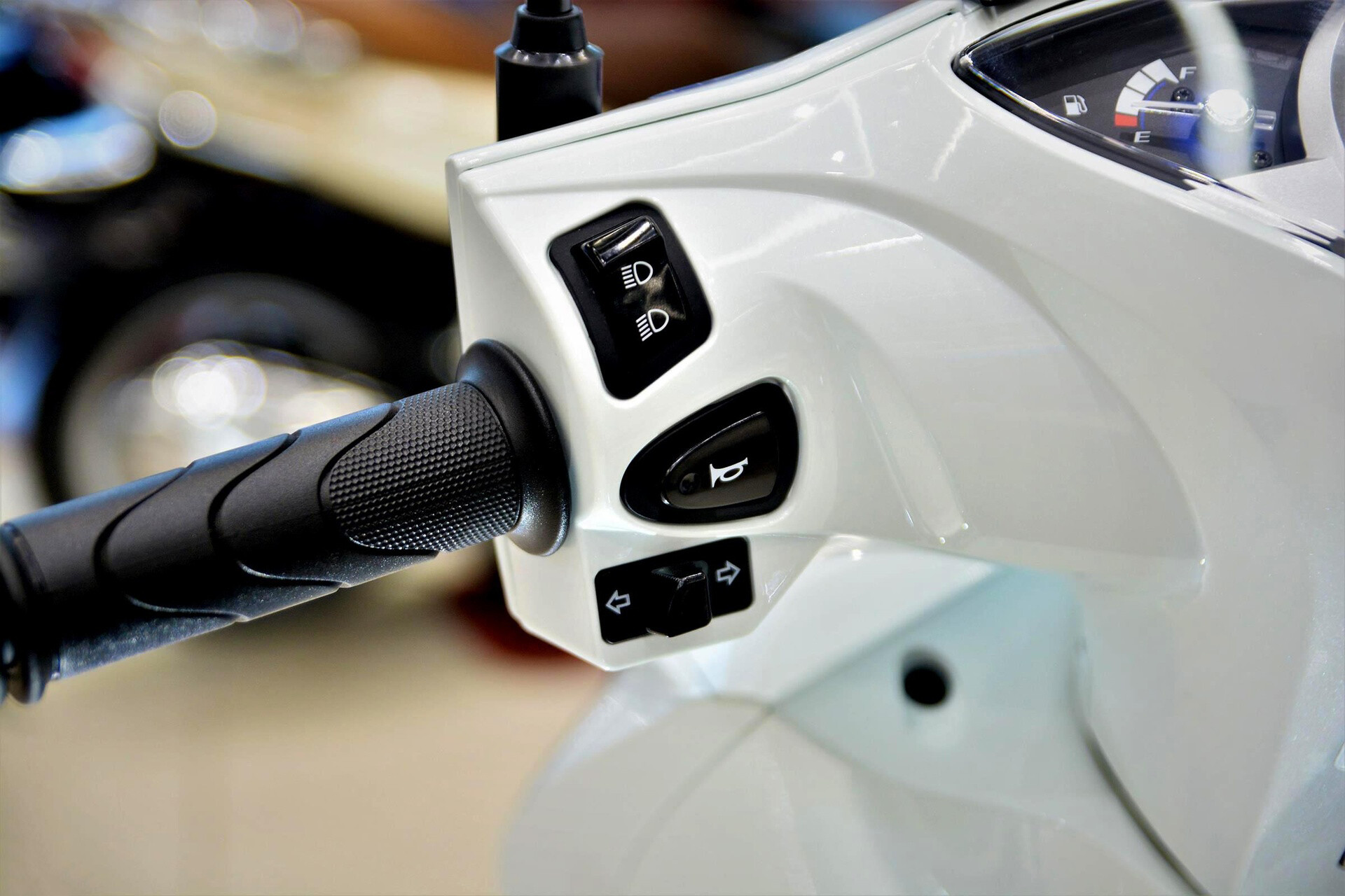 Honda Future 125 Fi Thiết kế chi tiết tay dắt và logo dập nổi chữ "Future 125"